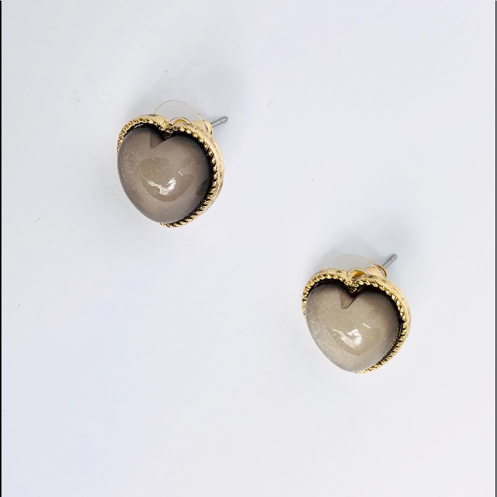 New! Vintage Gray Resin Heart Studs Earrings - Picture 1 of 3